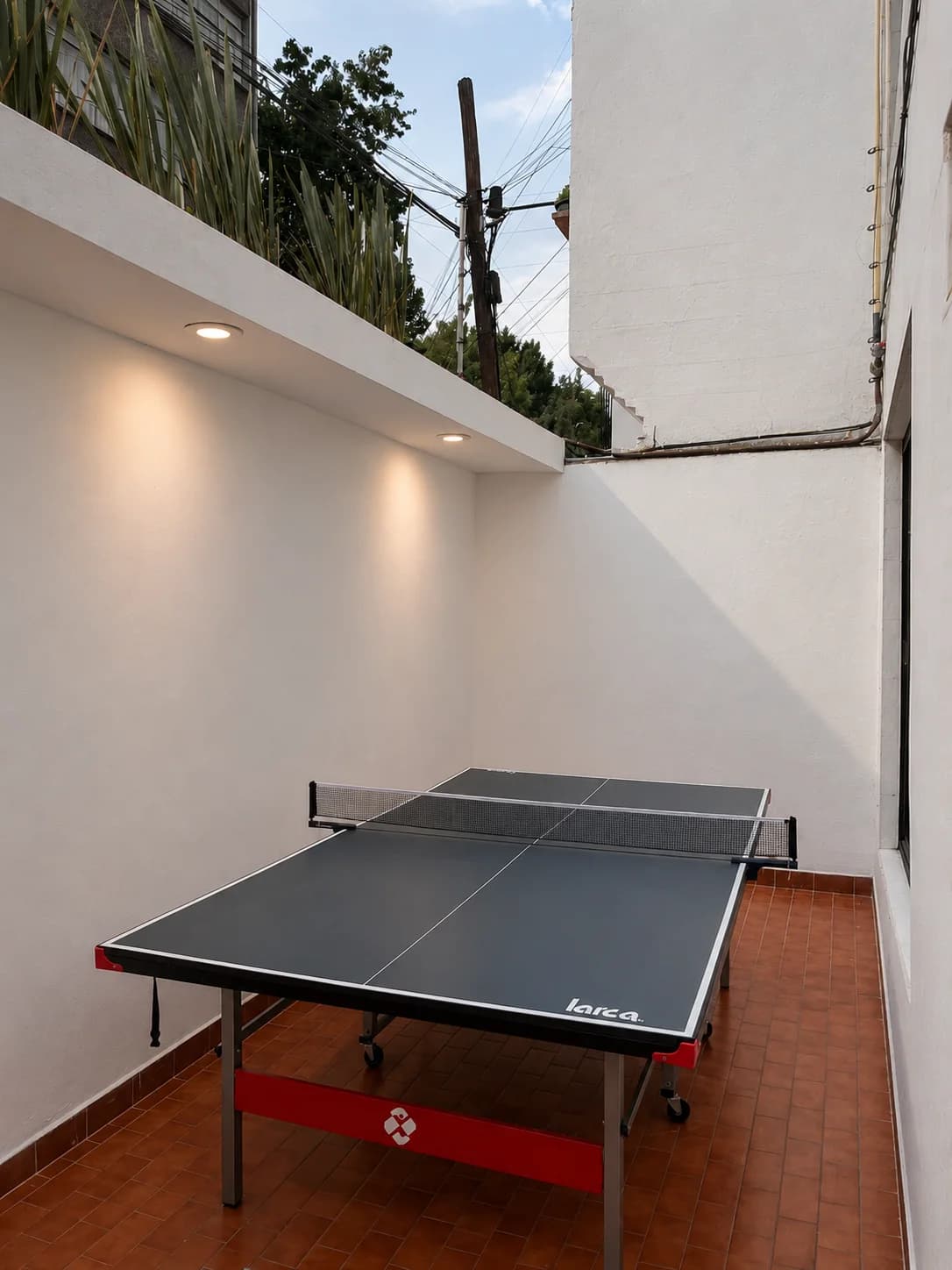 Mesa de ping pong en el patio de Vibe Living