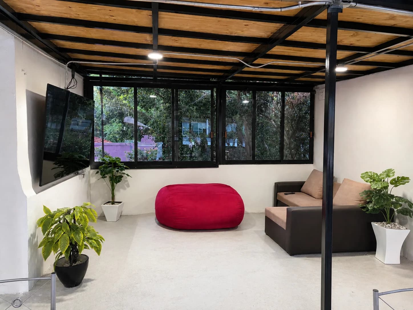 Sala de cine de Vibe Living — pantalla, sofá y puf gigante