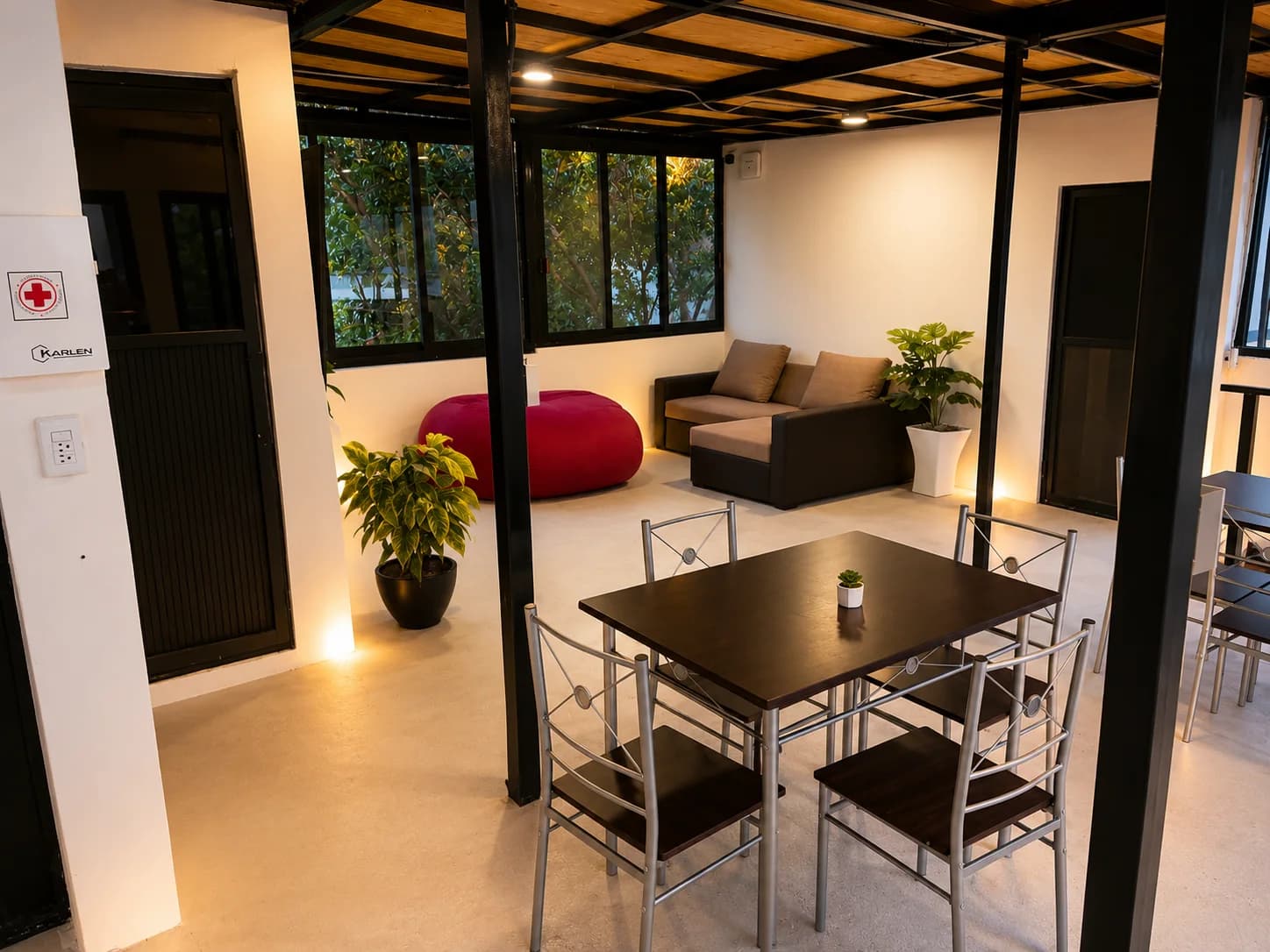 Sala común de Vibe Living con mesas para estudiar y sofás