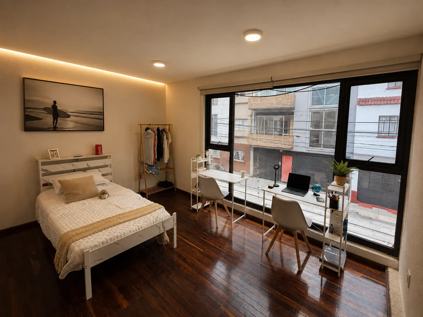 Signature Street View 19 — bed B, oversized panoramic window